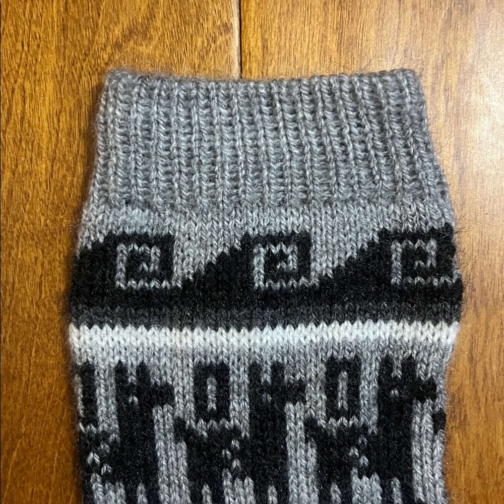 Hand Knitted Wool Acrylic Blend Grey Winter Socks One Size Vintage Inspired - Picture 3 of 6